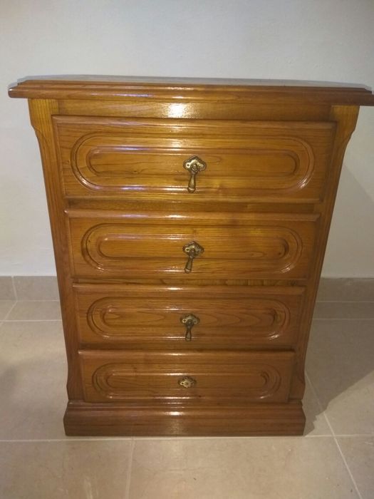 Cama, mesa de cabeceira e roupeiro