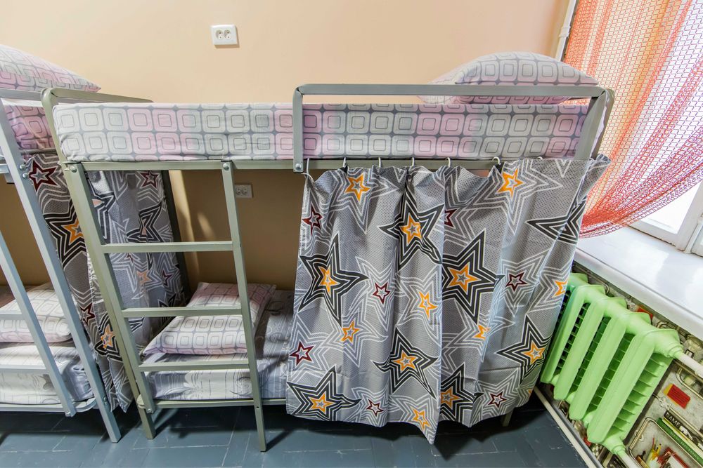 Місце в гуртожитку метро Лук'янівська!Перший поверх, хостел зі світлом