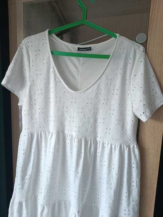 Biała sukienka ażurkowa