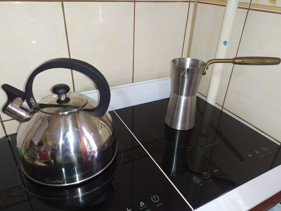 Кофеварка из нержавеющей стали.