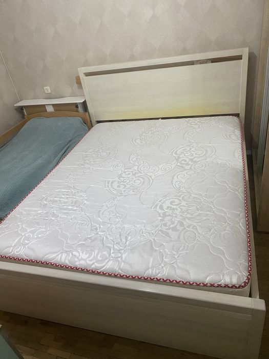 Деревʼяне ліжко 160х200 з підйомним механізмом і матрасом