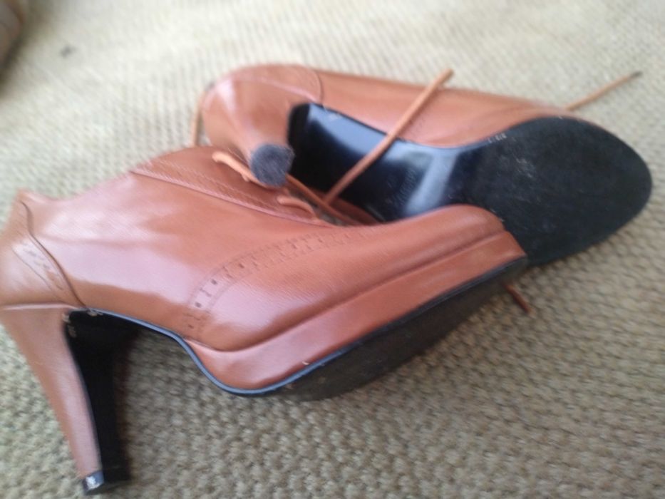 Botin em pele senhora usado 1 vez, em excelente estado
