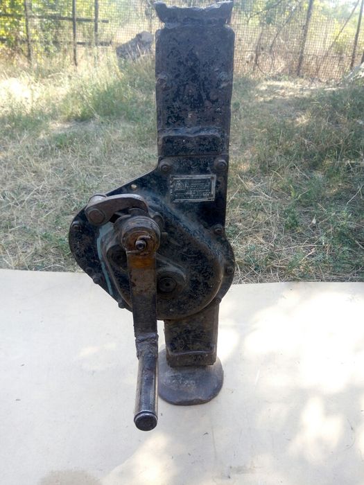 Продам домкрат .