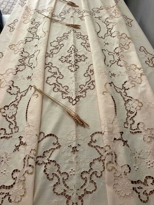 Magnífica toalha em linho, inteiramente bordada à mão em linho, bordados artesanais