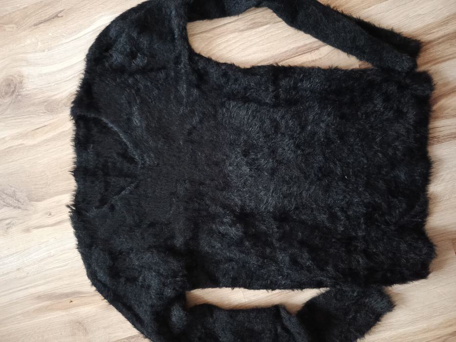 Czarny puszysty sweter damski S/M