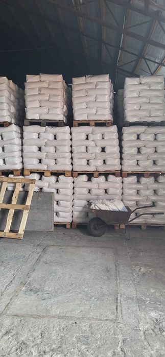 Sól drogowa z antyzbrylaczem w workach 25kg. Na paletach.