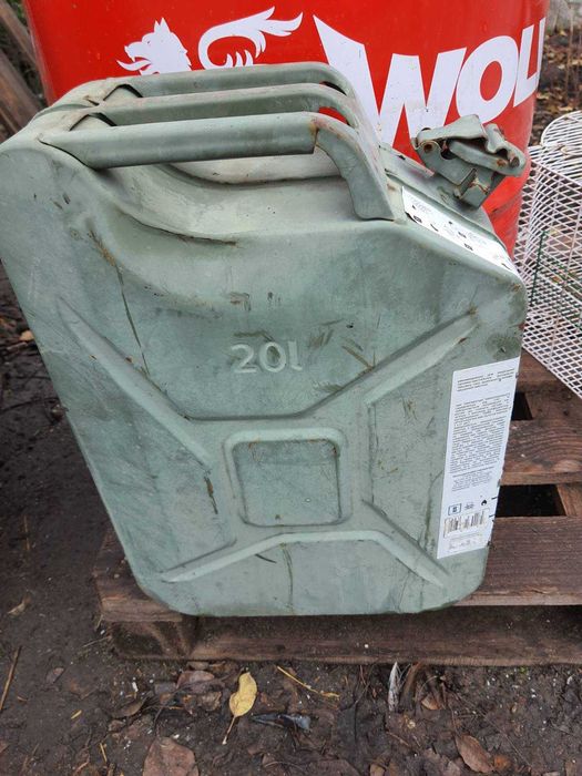 Продам каністру на 20 л.  На кришці немає замка.