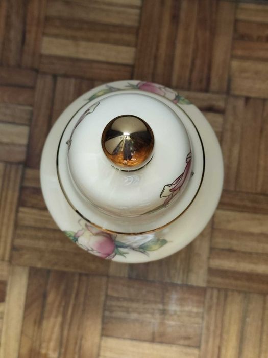 Vaso com tons creme e flores e tem tampa