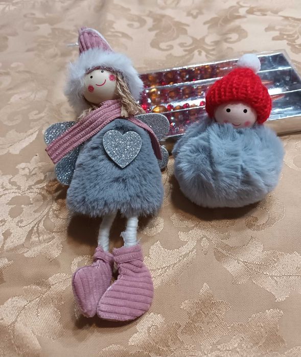 Conjunto de dois bonecos e 3 pingentes