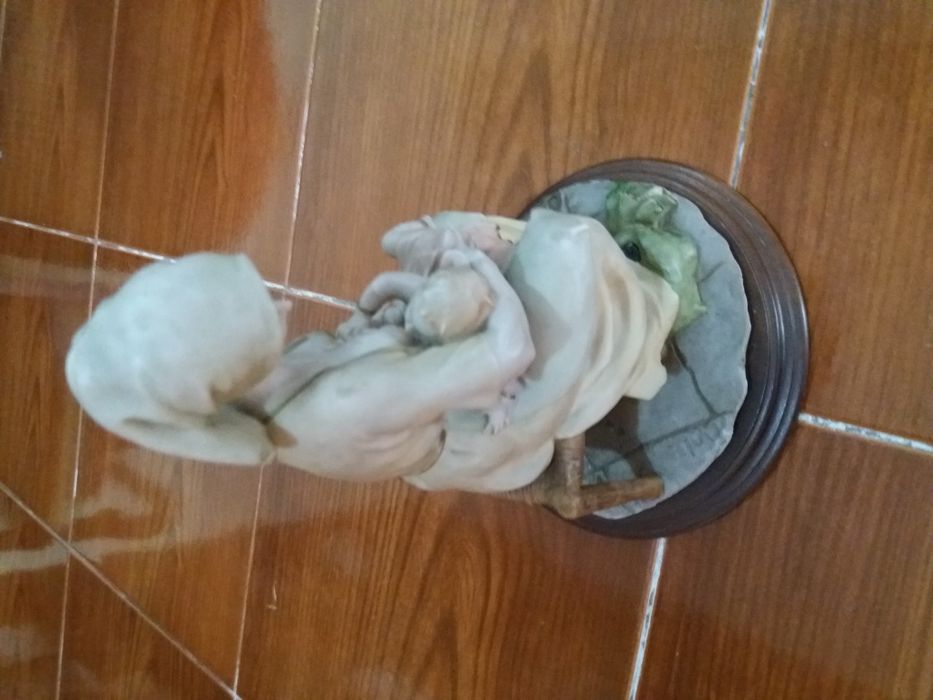 Estatueta / Estátua / Bibelô Decorativa / Mãe Pobre em marfinite