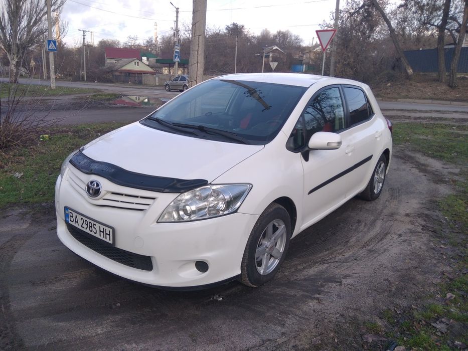 Продам Toyota auris 2011