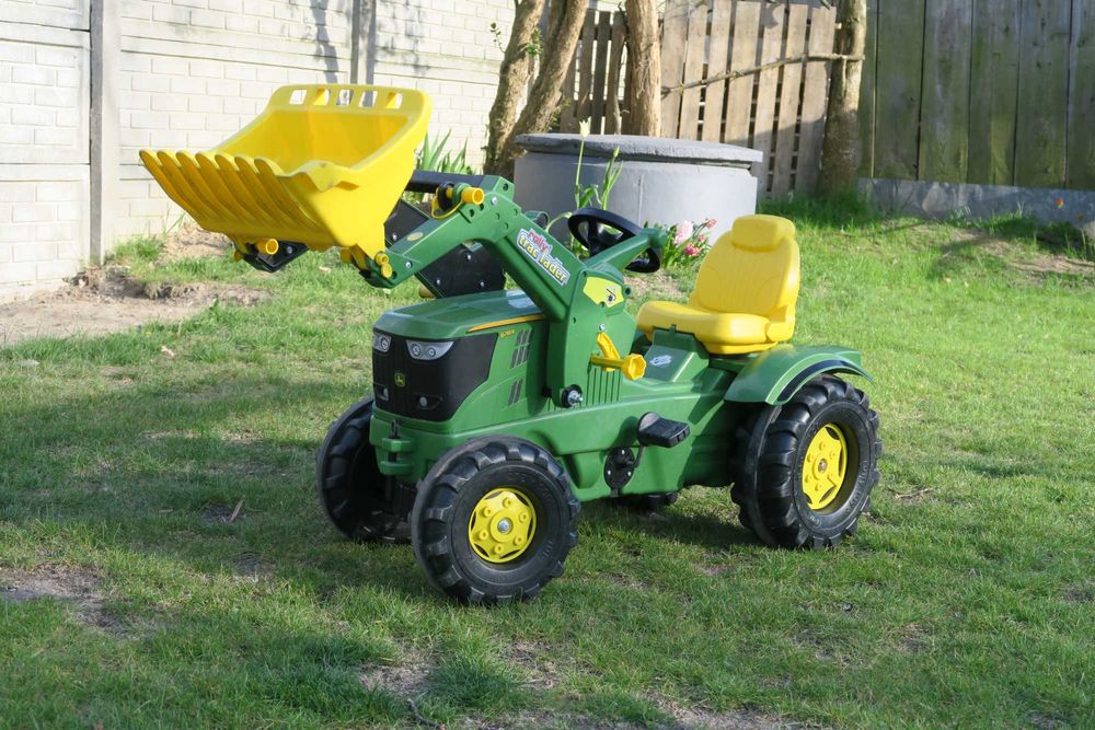 Traktorek John Deere 6210 R marki Rolly Toys dla dziecka
