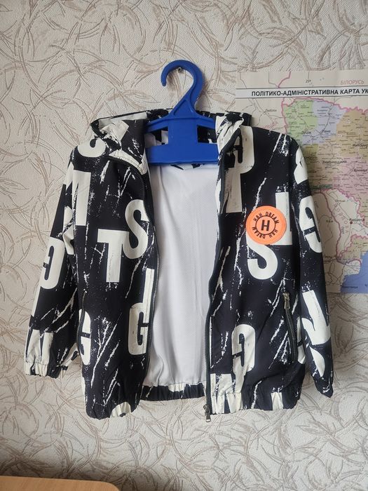 Куртка весняна,легенька.