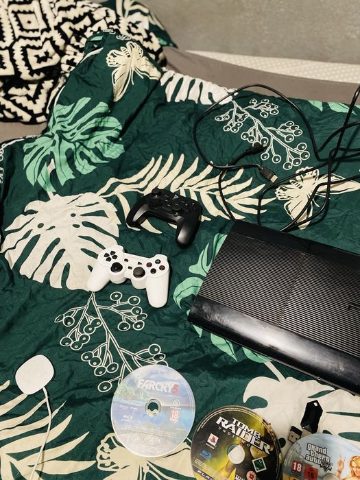 Ps3 slim z 2 padami calym okablowaniem +5 gier