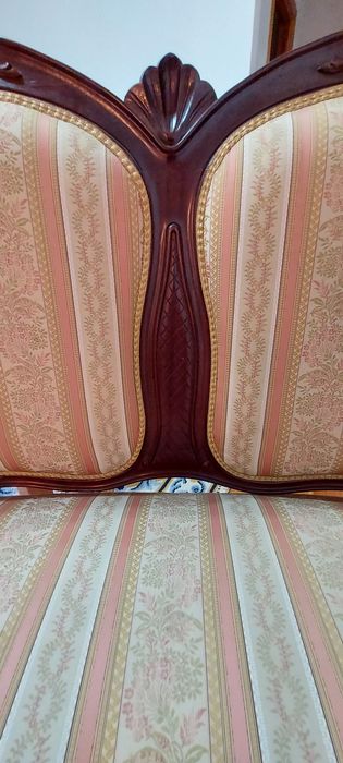 Cadeirão em tons rosa e bege