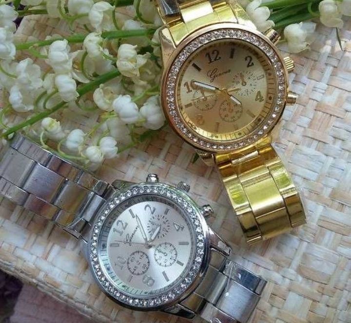 Часы наручные кварцевые