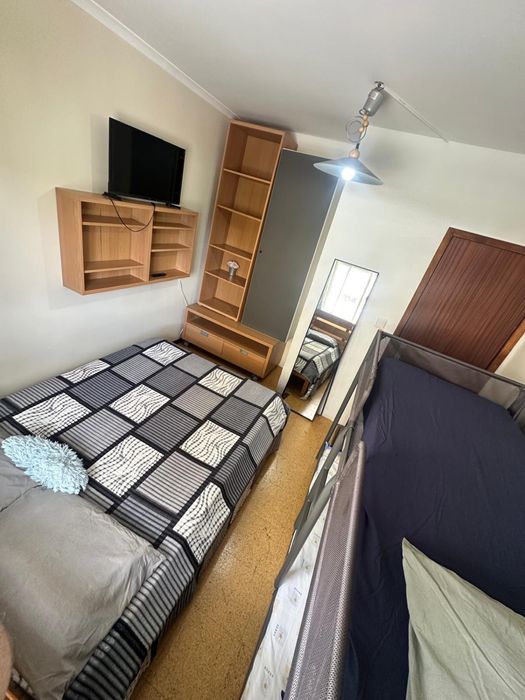 Quarto cama casal+ beliche em Penha de França (Lisboa)