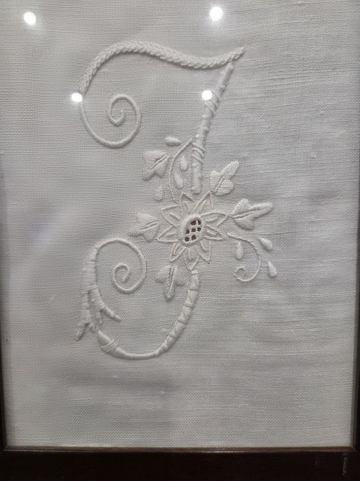 Quadro Letra I bordada em linho