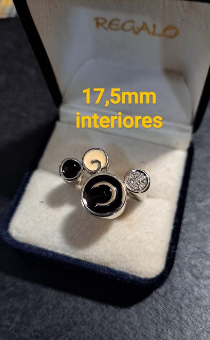 Aneis em prata contrastada.