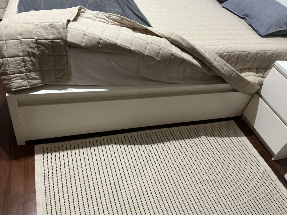 Cama  de casal branca com gavetoes