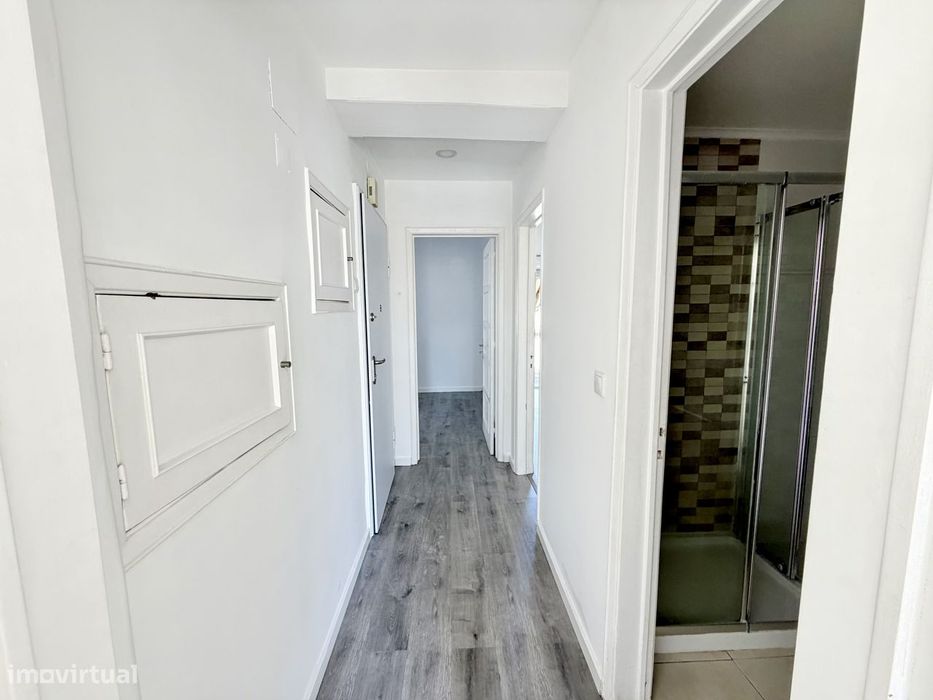 T2 remodelado na Damaia com varanda fechada e vista desafogada