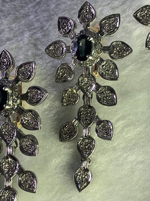 Золотий набір перстень і сережки з сапфіром та осколками діамантів