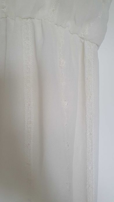 Dluga letnia biała sukienka na ramiączkach