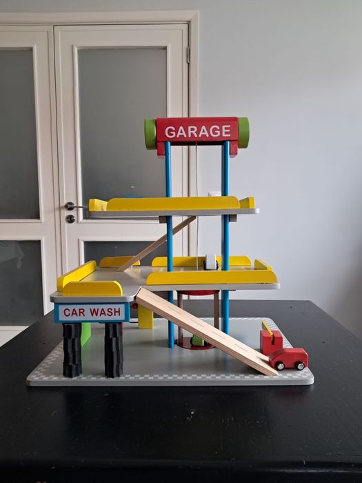 Garagem e carrinhos de madeira “Imaginarium”