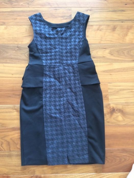 Sukienka z baskinką z modną wstawką.