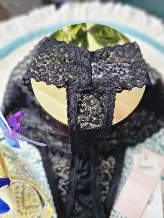 Seksowne koronkowe stringi w kolorze czarnym.