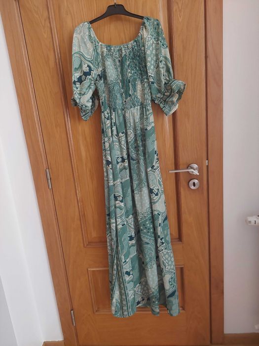 Vestido com padrão verde claro, detalhes em dourado, comprido, M, NOVO