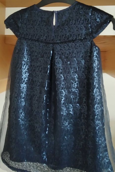 Piękna cekinowa sukienka rozmiar 104