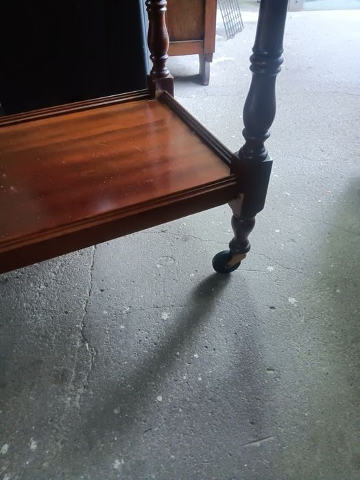 Móvel de apoio com rodinhas