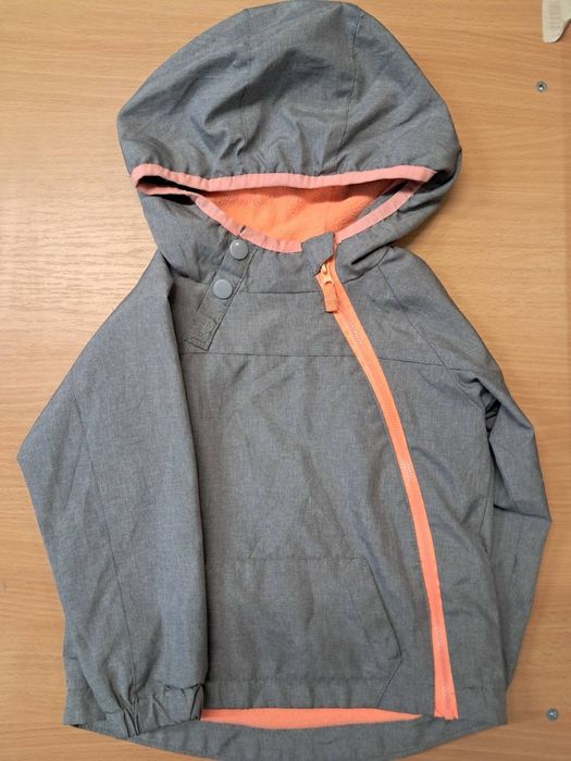 Вітрівка на дівчинку.