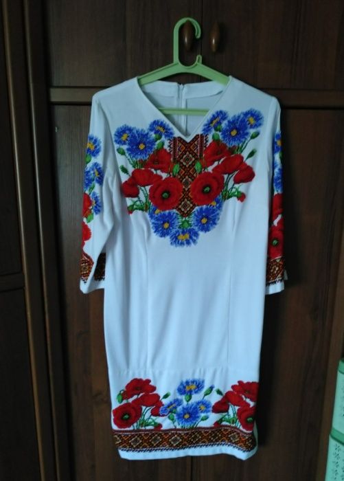 Плаття вишите бісером.