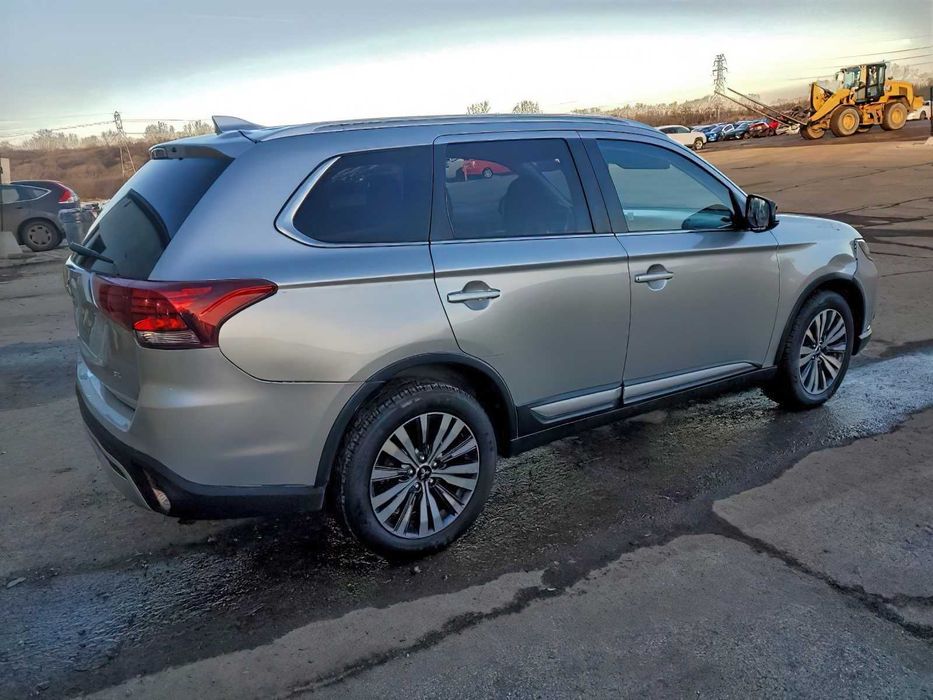 Mitsubishi Outlander SE      2020