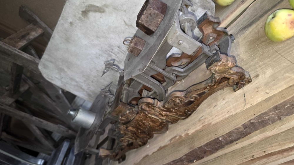 Balança Antiga Roberval Bronze com Brasão - 2 Pratos + Pesos - Peça de Coleção