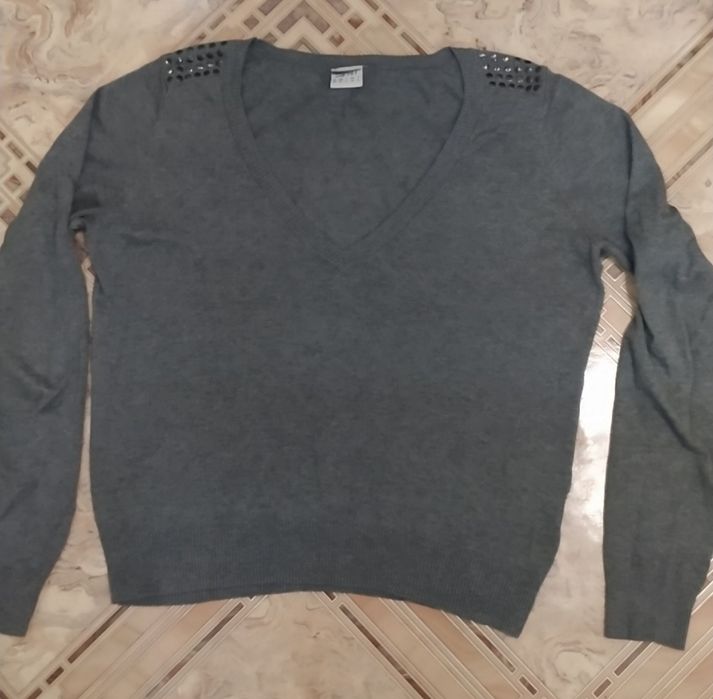 Свитер-кофта трикотажная с вырезом