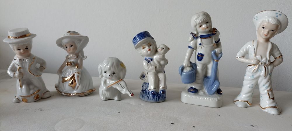 Bibelots vários antigos e chavenas de café antigas