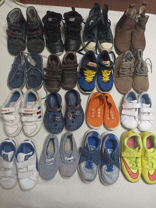 Vários sapatos criança