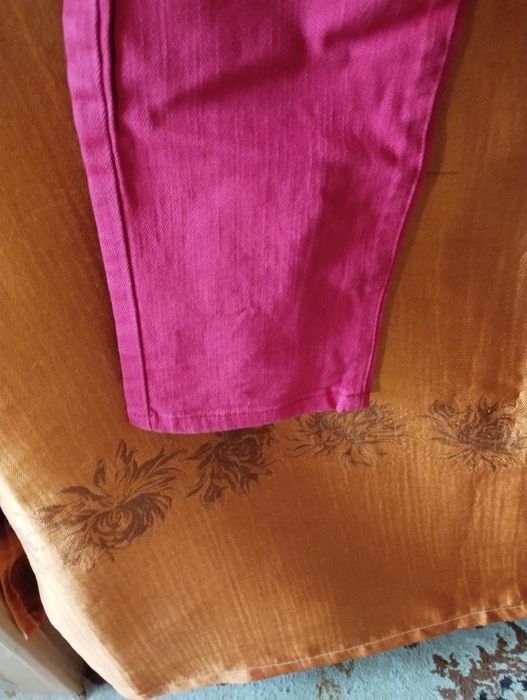 Czerwone spodnie dżinsowe