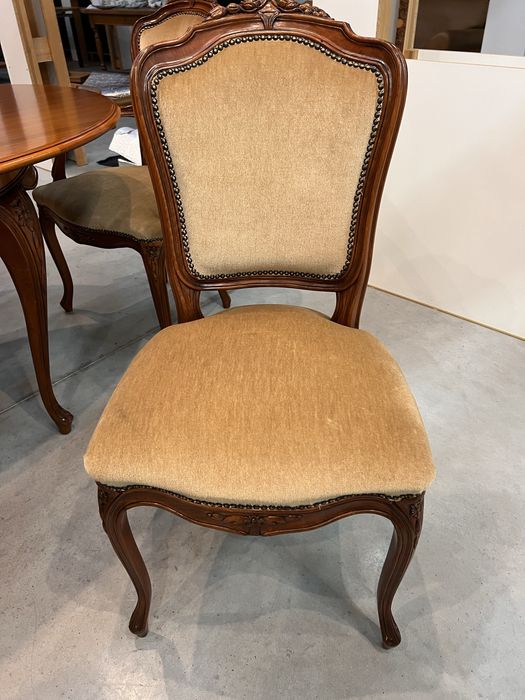 4 Krzesła stylowe i rozkładany stół