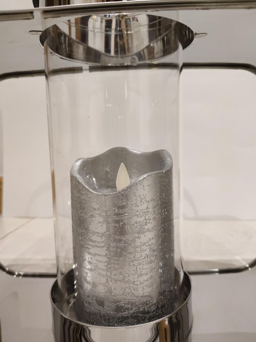 Lanterna metal e vidro com vela 27cm x 25 cm em muito bom estado.