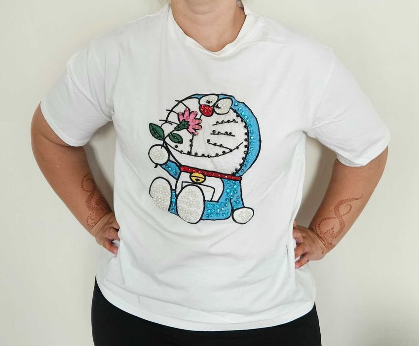 Biała koszulka z bogatą aplikacją roz. XL