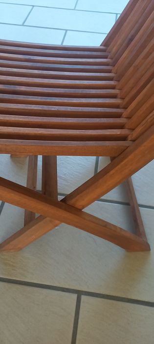 Mesa de madeira e 6 cadeiras