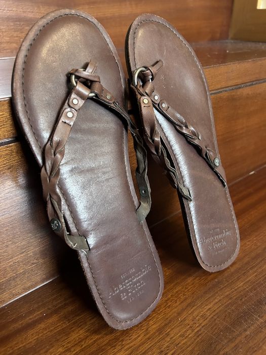 Chinelo castanho em pele