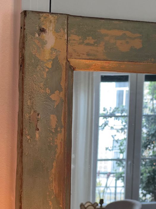 Espelho feito a partir de uma janela antiga