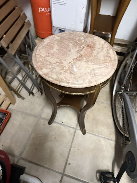 Mesa redonda com tampo em marmore