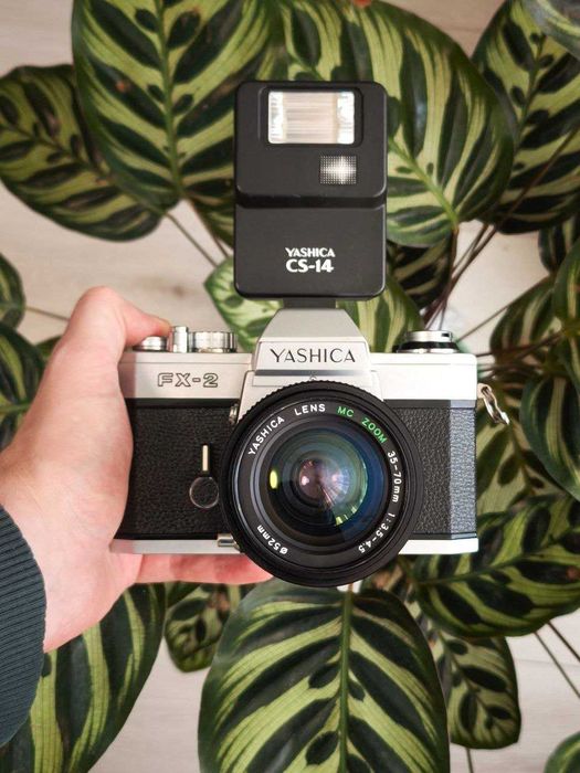 Фотокамера Yashica FX-2 з об'єктивом MC Zoom 35-70mm та спалахом CS-14