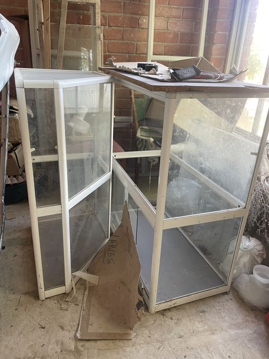 Скляні полки шкафчики